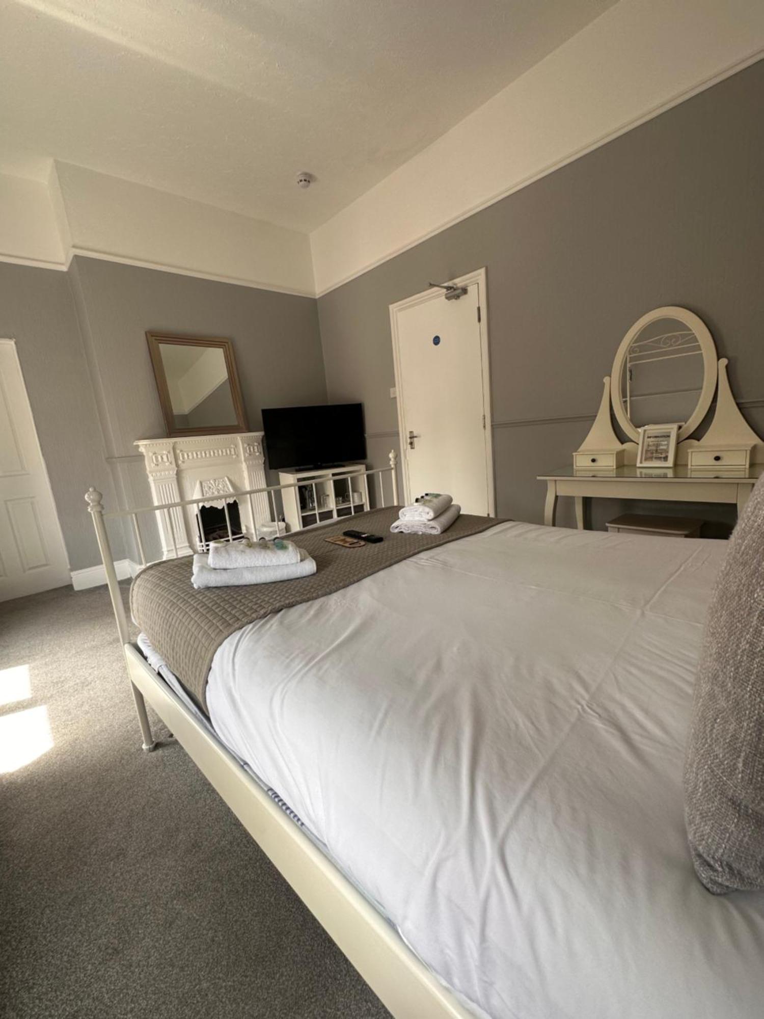 The Six Bells Bed & Breakfast Rochester  Bagian luar foto