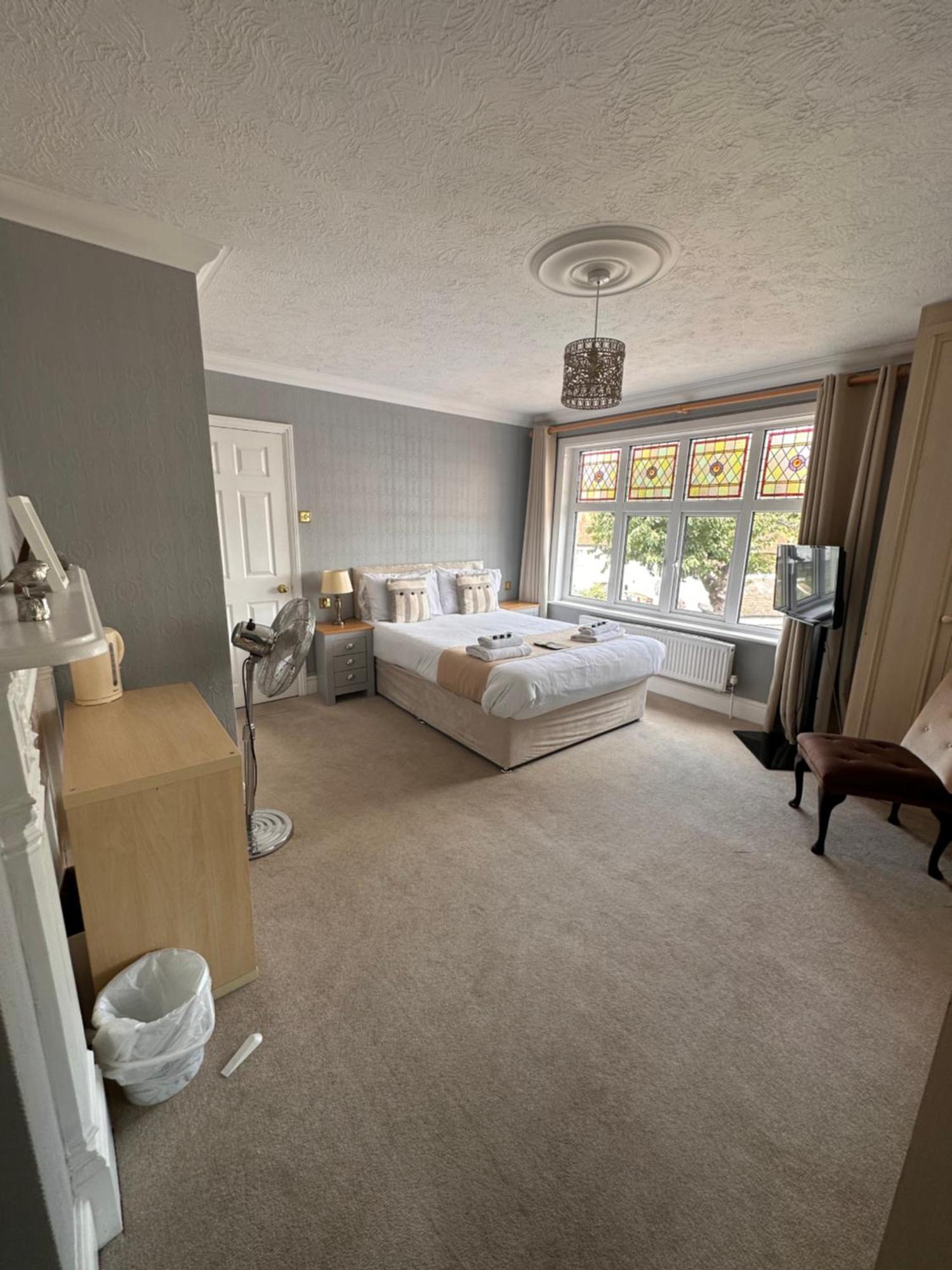 The Six Bells Bed & Breakfast Rochester  Bagian luar foto